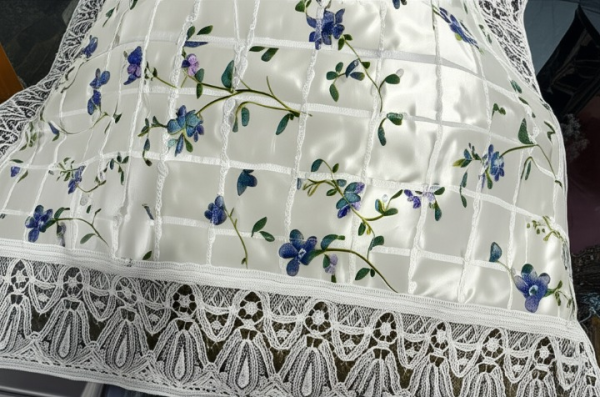 White Floral Dastarkhwan with Lace Border – Traditional Dining Cloth 30x49 Inch