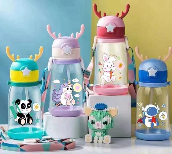"Reindeer-themed kids water bottle 600ml with thorn design and secure lid – BPA-free plastic"