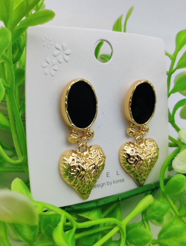 Exquisite Heart Charm Statement Earrings with Glossy Top and Golden Pendant – Korean Design