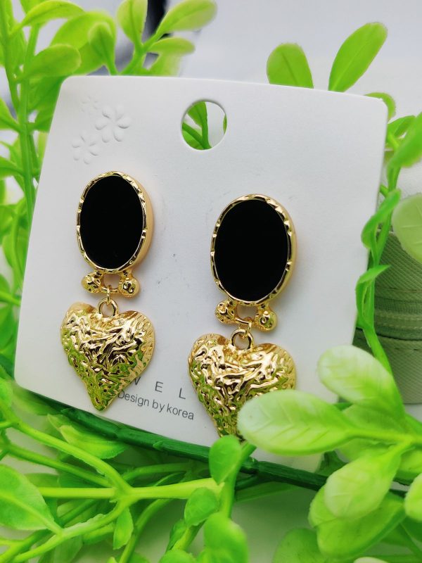 Exquisite Heart Charm Statement Earrings with Glossy Top and Golden Pendant – Korean Design