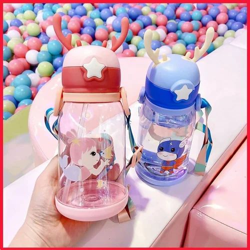 "Reindeer-themed kids water bottle 600ml with thorn design and secure lid – BPA-free plastic"