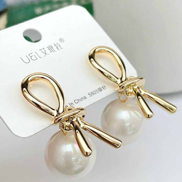 Knot Pearl Clip-On Earrings in Silver Grey – Fashion Artificial Jewelry for Women in Pakistan
